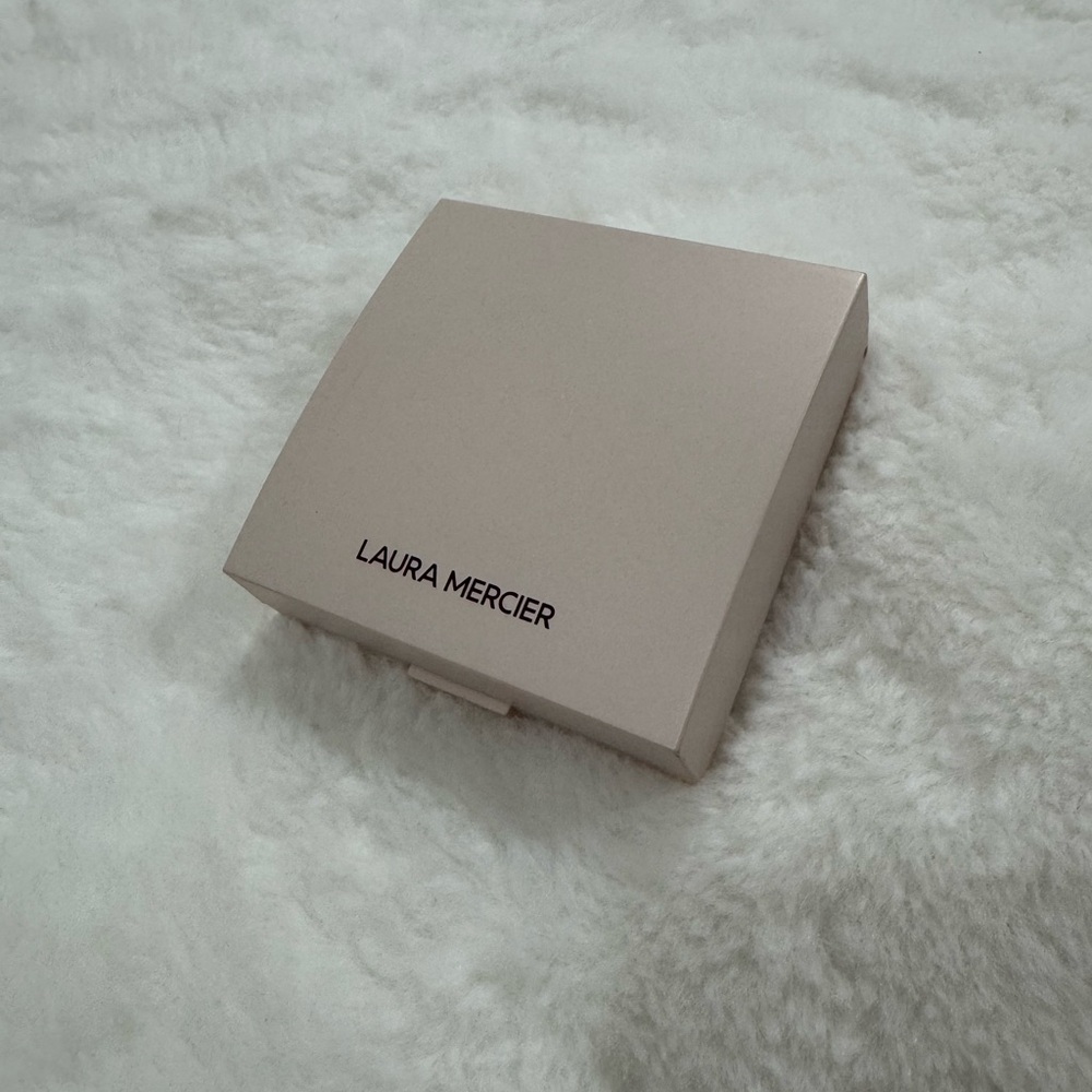Laura Mercier Translucent Compact in Powder